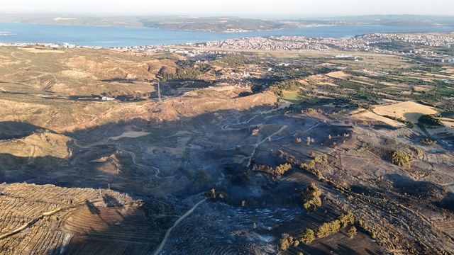 Çanakkale'deki yangında yanan alanlar dron ile görüntülendi
Çanakkale'de 6 buçuk saatte kontrol altına alınan yangındaki yanan alanlar dron ile görüntülendi