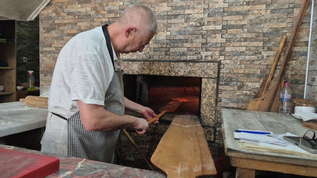 Yarım asırdır 400 derecelik ateşin başında emek veriyor
Şanlıurfalı pide ustası Mustafa Çubuk "Normal bir vatandaş burada 5 dakika duramaz"