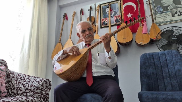Eskişehir'in yaşayan kültürel hafızalarından halk ozanı Arif Çayır
Yarım asırdan fazla süredir müzik yapan halk ozanı, ilk günkü aşkla işini sürdürüyor
Halk ozanı Arif Çayır:
"Ben bu işe 6 yaşımda annemin süpürgesini alarak başladım"
