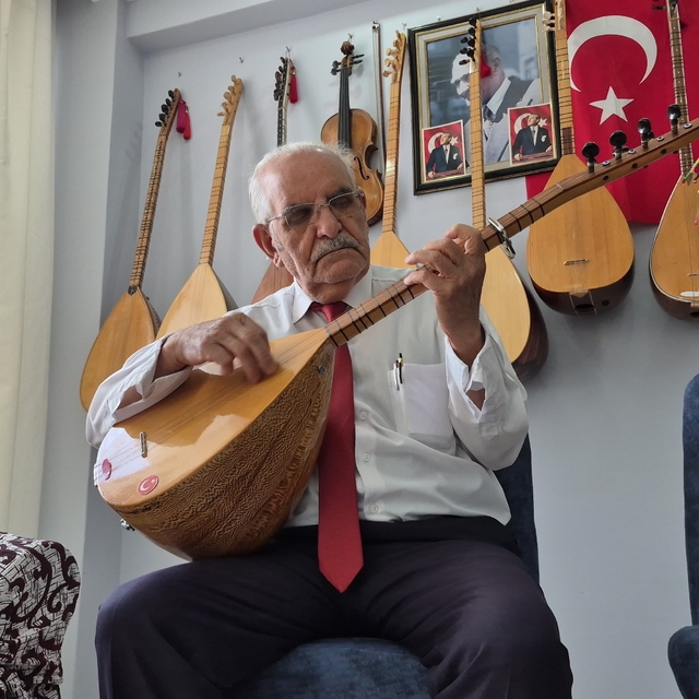 Eskişehir'in yaşayan kültürel hafızalarından halk ozanı Arif Çayır
Yarım as...