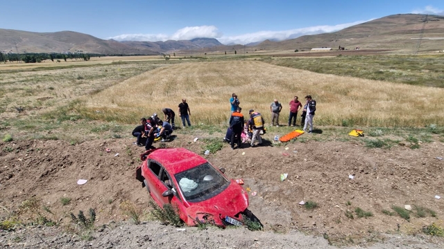 Bayburt'ta otomobil takla attı, 8 kişi yaralandı