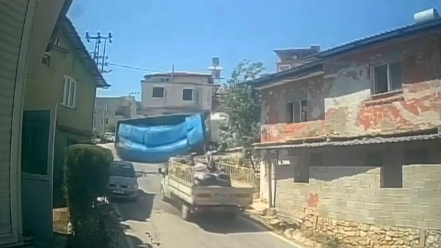 Rampayı çıkamayan briket yüklü tırın devrildiği anlar kamerada