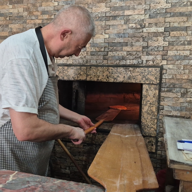 Yarım asırdır 400 derecelik ateşin başında emek veriyor
Şanlıurfalı pide us...