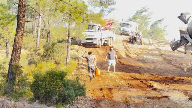 Fethiye Üzümlü'deki orman yangınında havadan ve karadan yoğun mücadele
Vatandaşlar da söndürme çalışmalarına destek veriyor