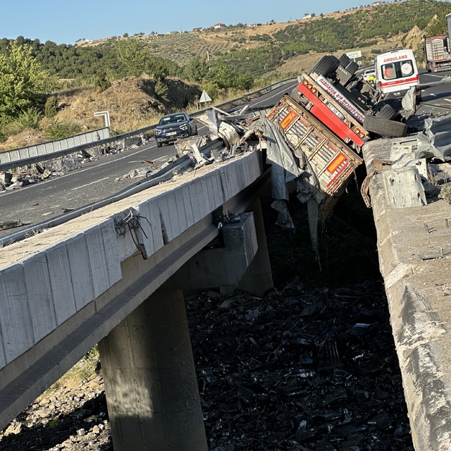 Uşak'ta tır, iki köprü arasına devrildi: 1 ölü