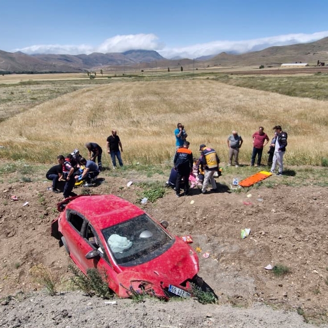 Bayburt'ta otomobil takla attı, 8 kişi yaralandı