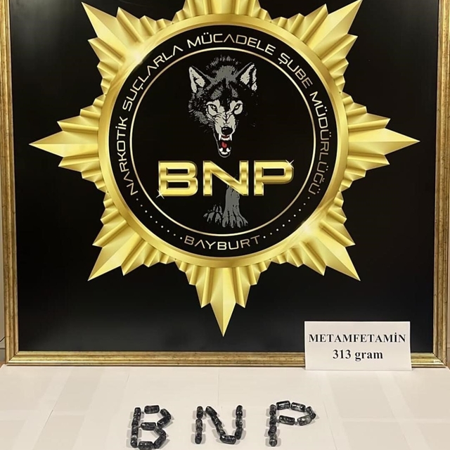 Bayburt'ta midesinden 47 parça halinde 313 gram metamfetamin çıkan şüpheli...