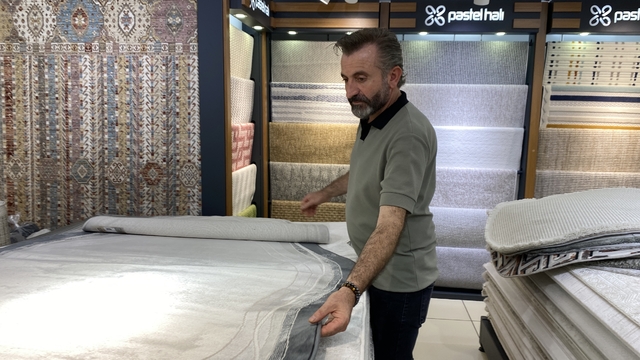 Gençler halı tercihlerini değiştirdi
Büyük ebatlardaki halılar artık tercih edilmiyor
Halıcı esnafı Ercan Ersezer:
"Modern tarzdaki desenler ile renkli veya sade modeller ilgi görüyor"