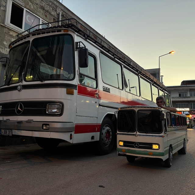 Ekibiyle yaptığı minyatür otobüsüne gözü gibi bakıyor