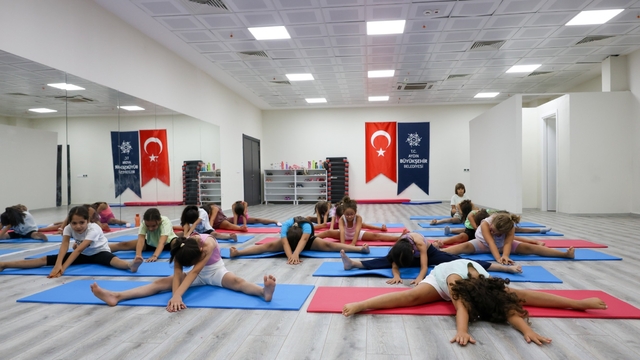 Aydın Büyükşehir'in yaz etkinliklerinde çocuklar jimnastikle gelişiyor