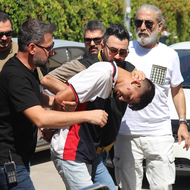 Husumetlilerine ateş açtı, yoldan geçen başkasını öldürdü
Yanlışlıkla başka...