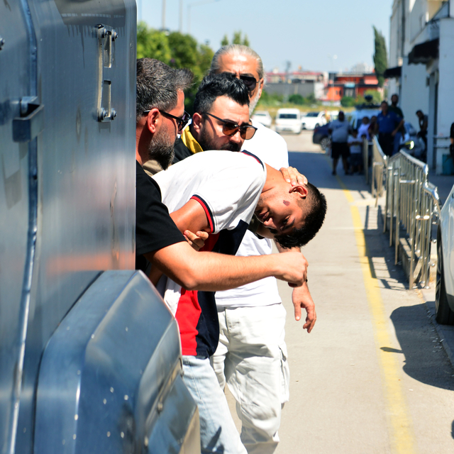 Husumetlisine tabancayla ateş açıp, kaldırımdaki yayayı öldüren şüpheli tut...