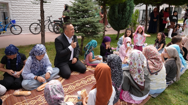 Başkan Ural'dan miniklere tatlı sürpriz