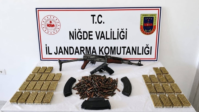 Niğde'de bir evde yapılan aramada AK-47 kalaşnikof tüfek ve ruhsatsız tabanca ele geçirildi