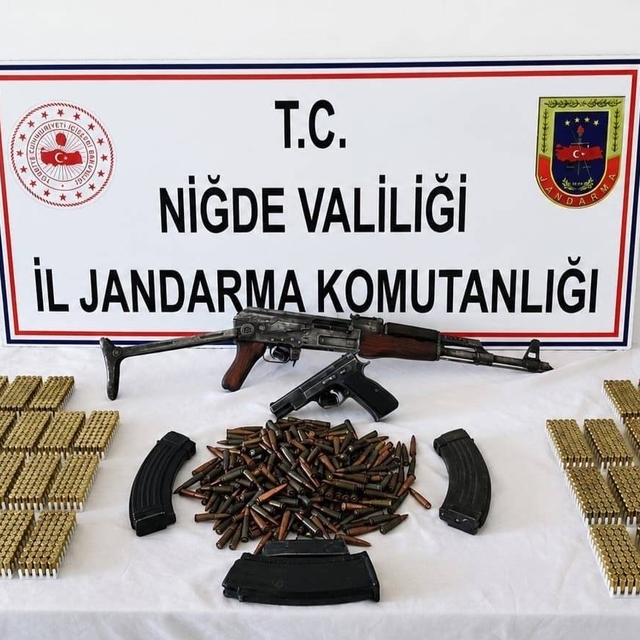 Niğde'de bir evde yapılan aramada AK-47 kalaşnikof tüfek ve ruhsatsız taban...