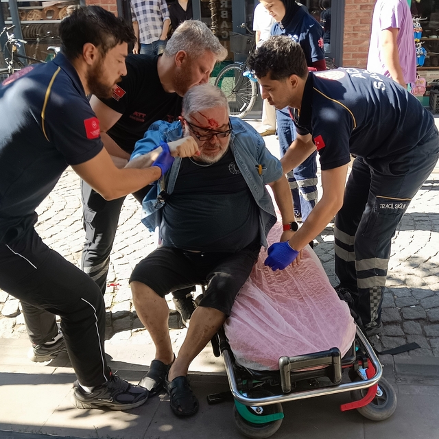 Kaldırımda yürürken hastanelik oldu
Ayağı altyapı baca kapağına takılıp düş...