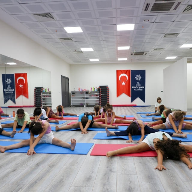 Aydın Büyükşehir'in yaz etkinliklerinde çocuklar jimnastikle gelişiyor