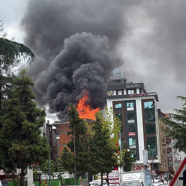 Trabzon'un Araklı ilçesinde 5 katlı binada çatı yangını
Yangını söndürme ça...