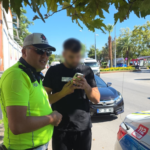 Trafik polisinin dikkati dolandırıcılık girişimini engelledi