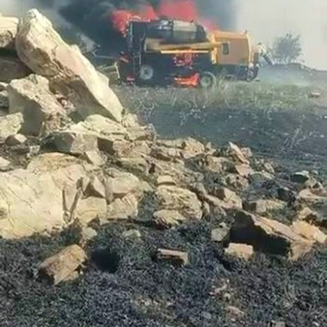 Diyarbakır'da biçerdöver alevlere teslim oldu