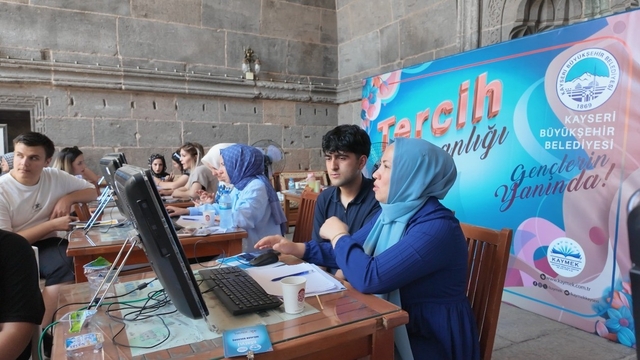 Kayseri Büyükşehir'in ücretsiz YKS tercih danışmanlığına yoğun ilgi: Gençlerden tam not