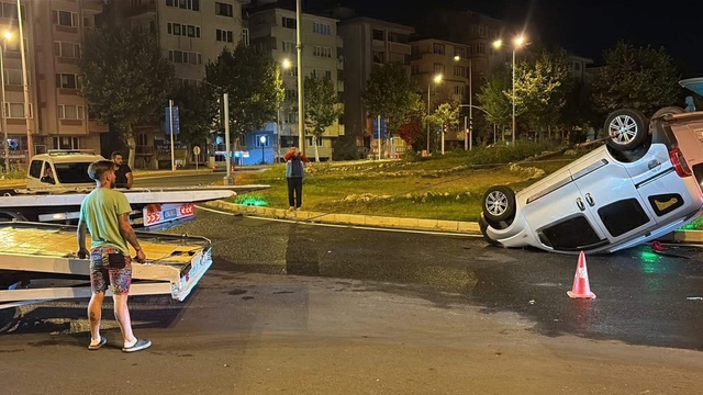 Takla atan aracındaki yaralıyı bırakıp kaçtı
