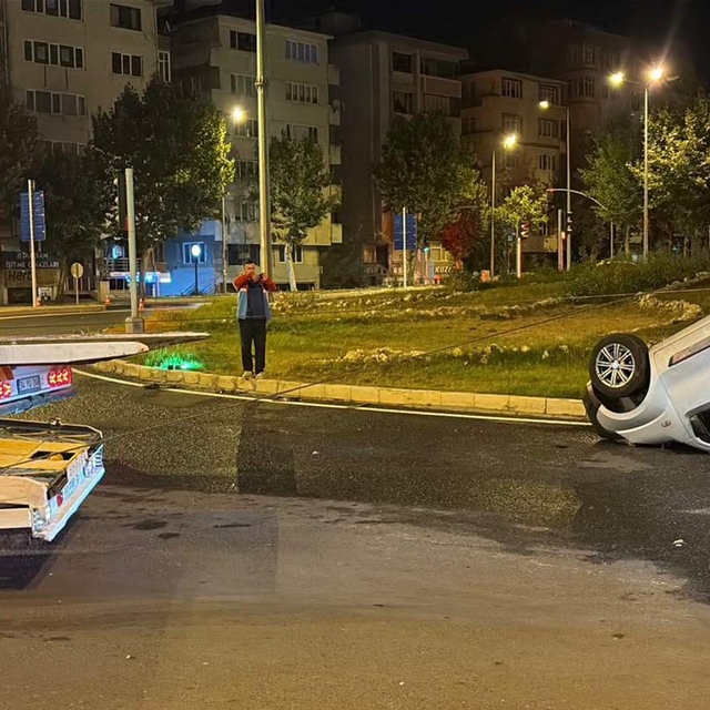Takla atan aracındaki yaralıyı bırakıp kaçtı