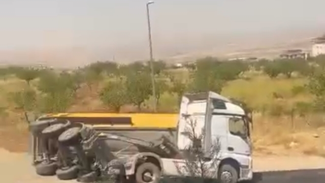 Siirt'te kum yüklü bir kamyon devrildi