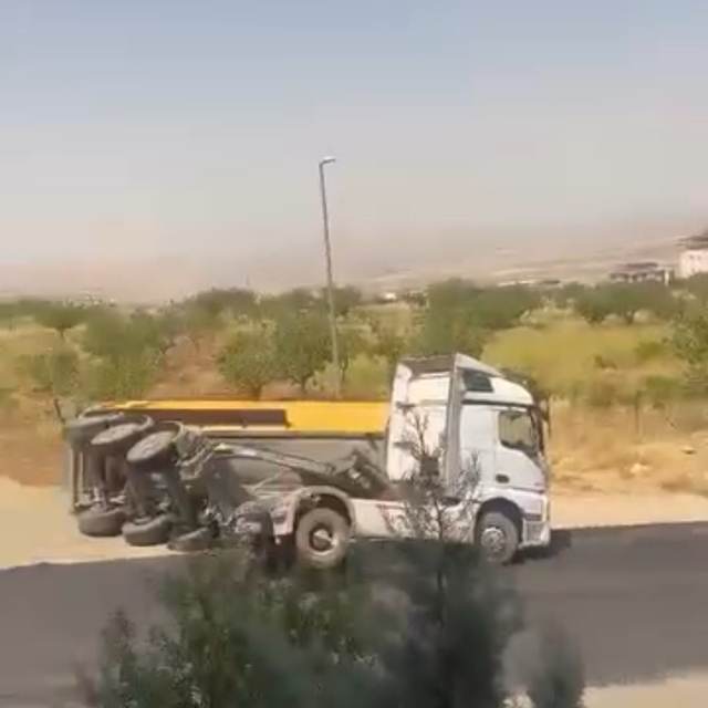 Siirt'te kum yüklü bir kamyon devrildi