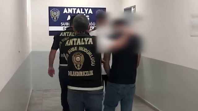 Antalya'da 2 buçuk milyon liralık nitelikli dolandırıcılık operasyonu: 4 gözaltı
FETÖ yalanıyla kandırıp döviz ve ziynet eşyalarını aldılar