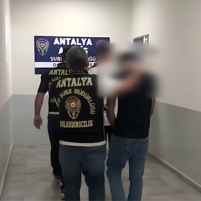 Antalya'da 2 buçuk milyon liralık nitelikli dolandırıcılık operasyonu: 4 gö...