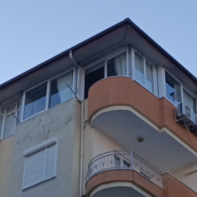 Şiddetli rüzgarda yerinden kopan pencere 5. kattan düştü
Pencerenin düştüğü...