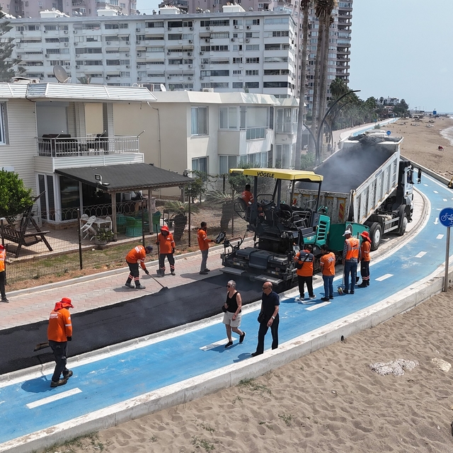 Mersin'de sahil yürüyüş yolu yenilendi