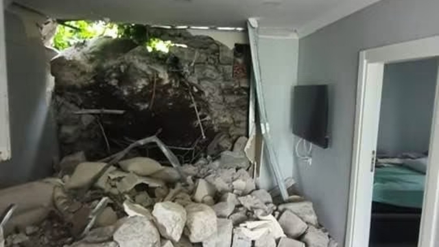 Heyelanda kaya parçası eve isabet etti