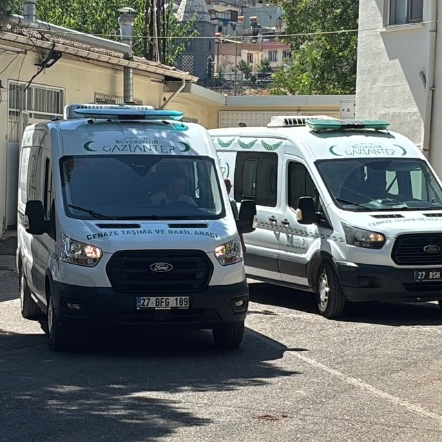 Evin bahçesindeki havuzda hareketsiz halde bulunan yaşlı kadın hayatını kay...