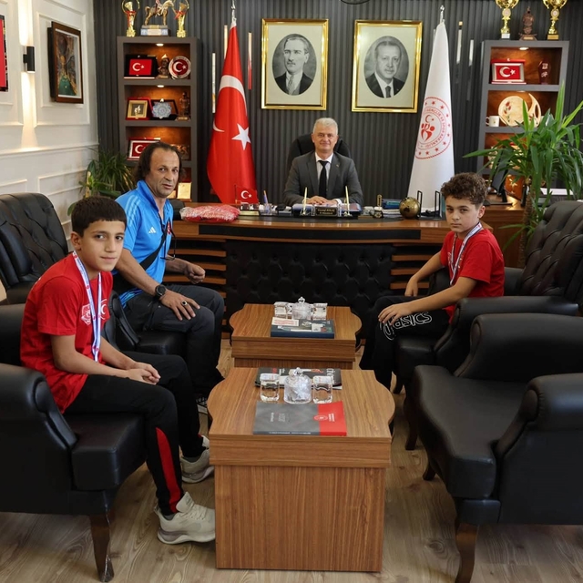 Muş'ta başarılı güreşçiler ödüllendirildi