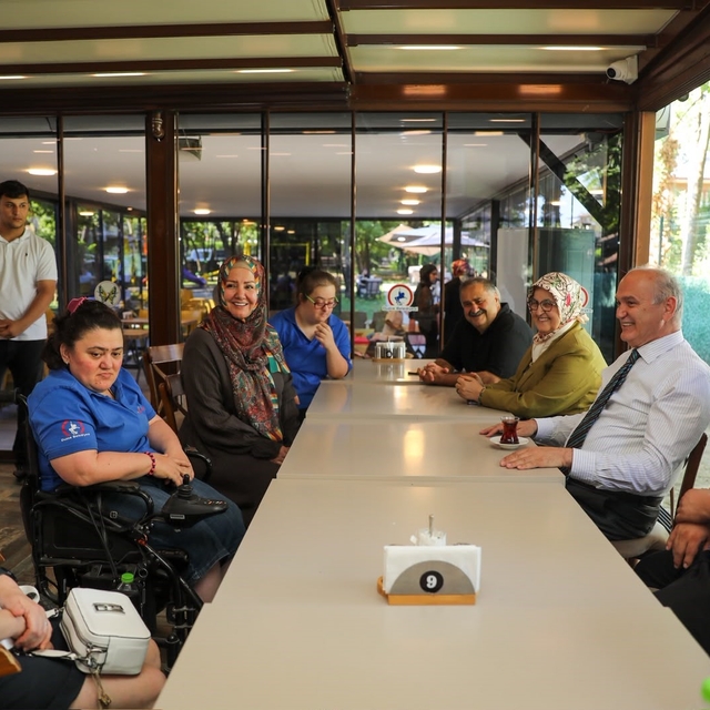Ünlü televizyon programcısı İkbal Gürpınar Düzce'de
Kusursuz Kafe'de hayran...