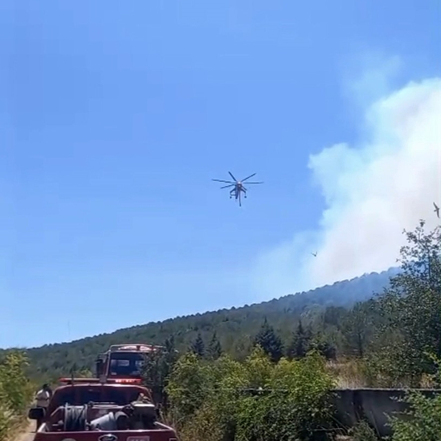 Balıkesir'de bir orman yangını daha
Gömeç'te alevlerle mücadele devam ederk...