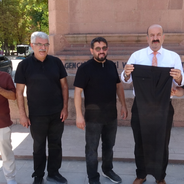 Malatya'da anıttaki figüre pantolonlu tepki
Tartışılan figüre pantolon giyd...