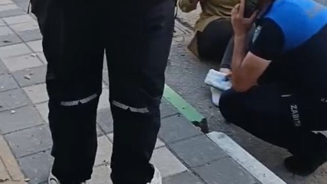 2'nci kat balkonundan kopan beton parçası, yoldan geçen kadının ayağına düştü