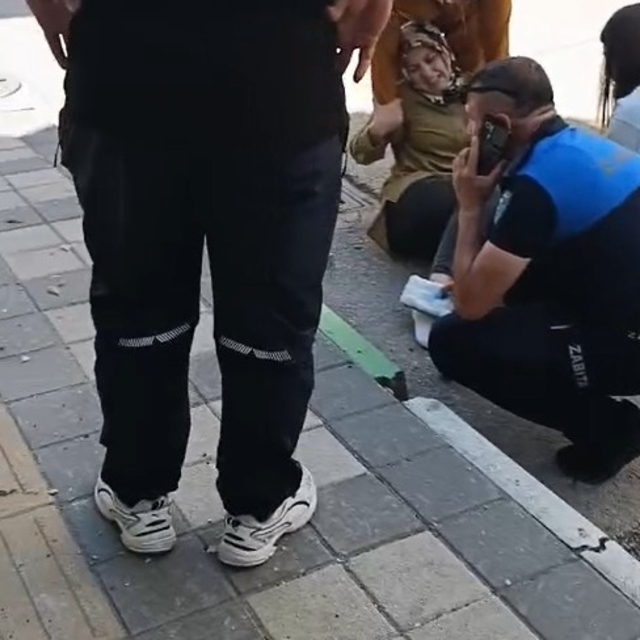 2'nci kat balkonundan kopan beton parçası, yoldan geçen kadının ayağına düş...