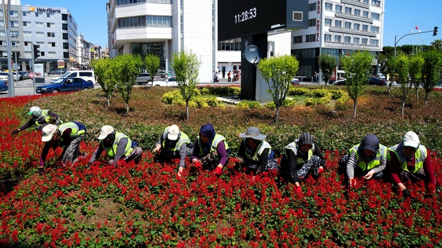 Kadınların emeğiyle Samsun çiçek açıyor
Samsun'un park ve bahçeleri kadın emeğiyle güzelleşiyor