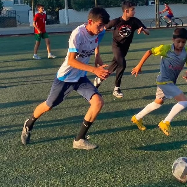 Kur'an kursu öğrencileri futbolla kardeşlik bağlarını güçlendiriyor