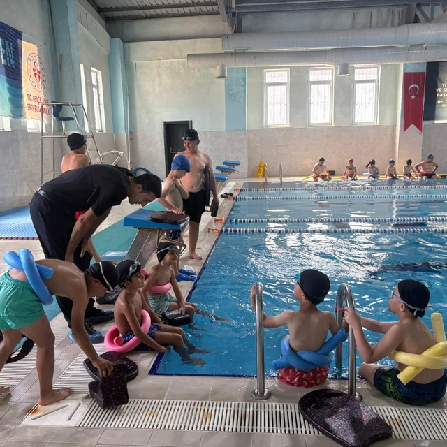 Patnos'ta "Yüzme Bilmeyen Kalmasın" Projesiyle çocuklar yüzme öğreniyor