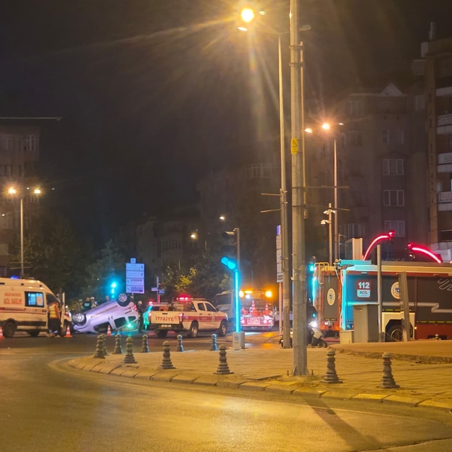 Dönel kavşakta araç takla attı, sürücü firar etti
