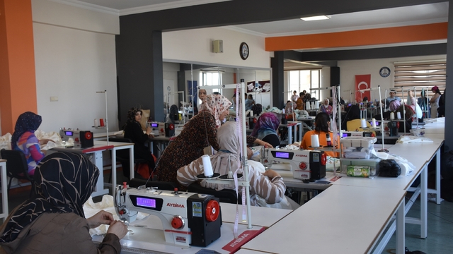 Şahinbey Belediyesi kadınları meslek öğreterek üretime dahil ediyor