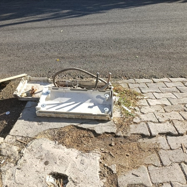 Pide fırınının önündeki elektrik kabloları tehlike saçıyor