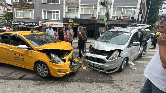 Samsun'da hafif ticari araç ile taksi kafa kafaya çarpıştı: 2 yaralı