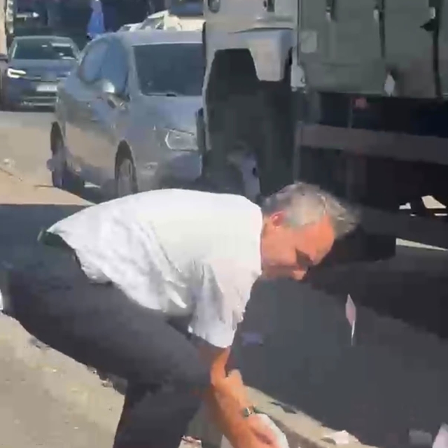 Deste deste paralar yola saçıldı, trafik tamamen durdu