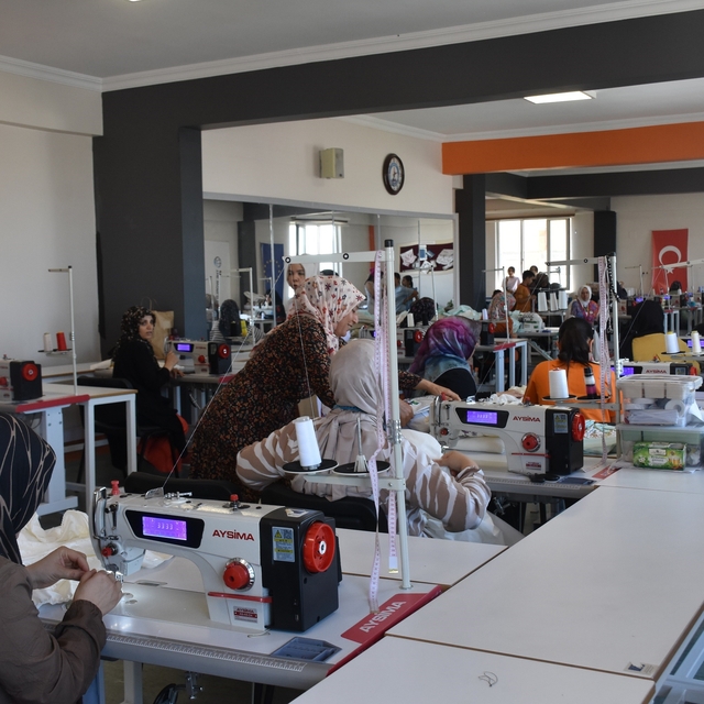 Şahinbey Belediyesi kadınları meslek öğreterek üretime dahil ediyor